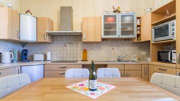 Een koelkast, een microgolfoven, een vaatwasser