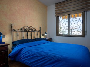 2 bedrooms, free WiFi, bed sheets - Modern Apartment in Creixell, 5 min from Beach (Creixell)