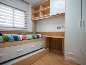 2 bedrooms, free WiFi, bed sheets - Modern Apartment in Creixell, 5 min from Beach (Creixell)