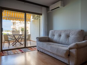 TV - Modern Apartment in Creixell, 5 min from Beach (Creixell)