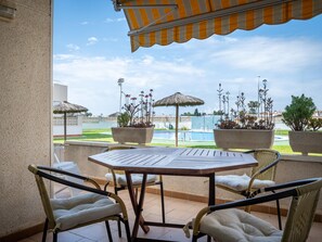 Outdoor dining - Modern Apartment in Creixell, 5 min from Beach (Creixell)