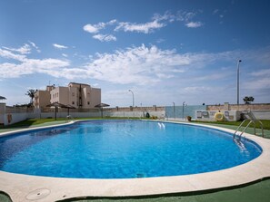 Pool - Modern Apartment in Creixell, 5 min from Beach (Creixell)