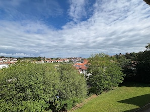 Uma área residencial com casas, árvores e céu claro.