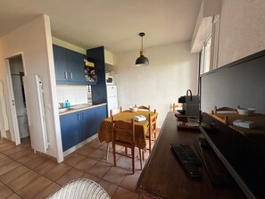 Microwave, oven, stovetop, dishwasher - Apartment for 6 with Socoa view and terrace (Ciboure)
