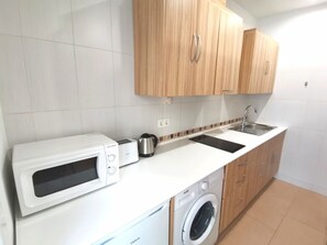 冷蔵庫、電子レンジ、コーヒー / ティーメーカー、トースター