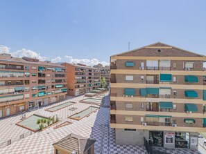Exterior - 2-Bedroom Retreat with Terrace in Granada - Steps from Metro and Bus (Granada)