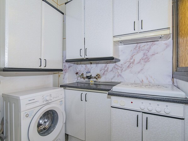 Interior - 2-Bedroom Retreat with Terrace in Granada - Steps from Metro and Bus (Granada)
