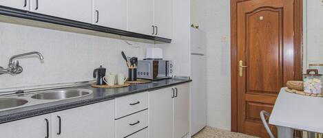 Geladeira, micro-ondas, fogão, cafeteira/chaleira