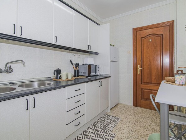 Fridge, microwave, oven, coffee/tea maker