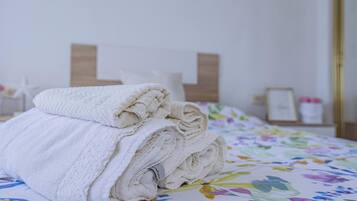 2 quartos, acesso à internet, roupa de cama