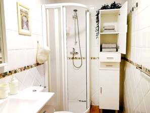 ヘアドライヤー、トイレットペーパー