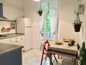 Réfrigérateur, micro-ondes, cafetière/bouilloire, grille-pain