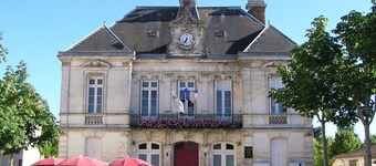 5-minute walk from Aigre, 60m2 ground floor apartment