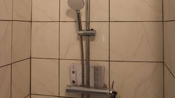 Regadera, toallas, papel de baño