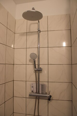 Douche, serviettes fournies, papier de toilette