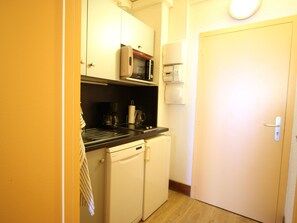 Réfrigérateur, micro-ondes, plaque de cuisson, lave-vaisselle
