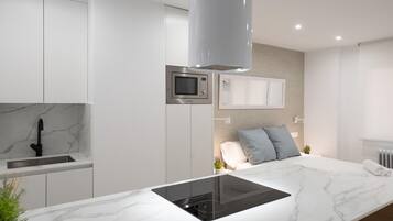 Frigorífico, microondas y cafetera o tetera