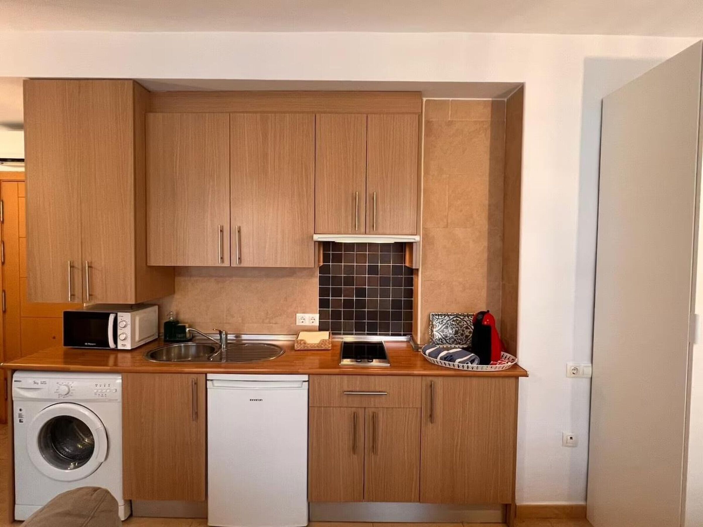 Een koelkast, een magnetron, een oven, een koffiezetapparaat/waterkoker