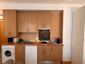 Een koelkast, een magnetron, een oven, een koffiezetapparaat/waterkoker