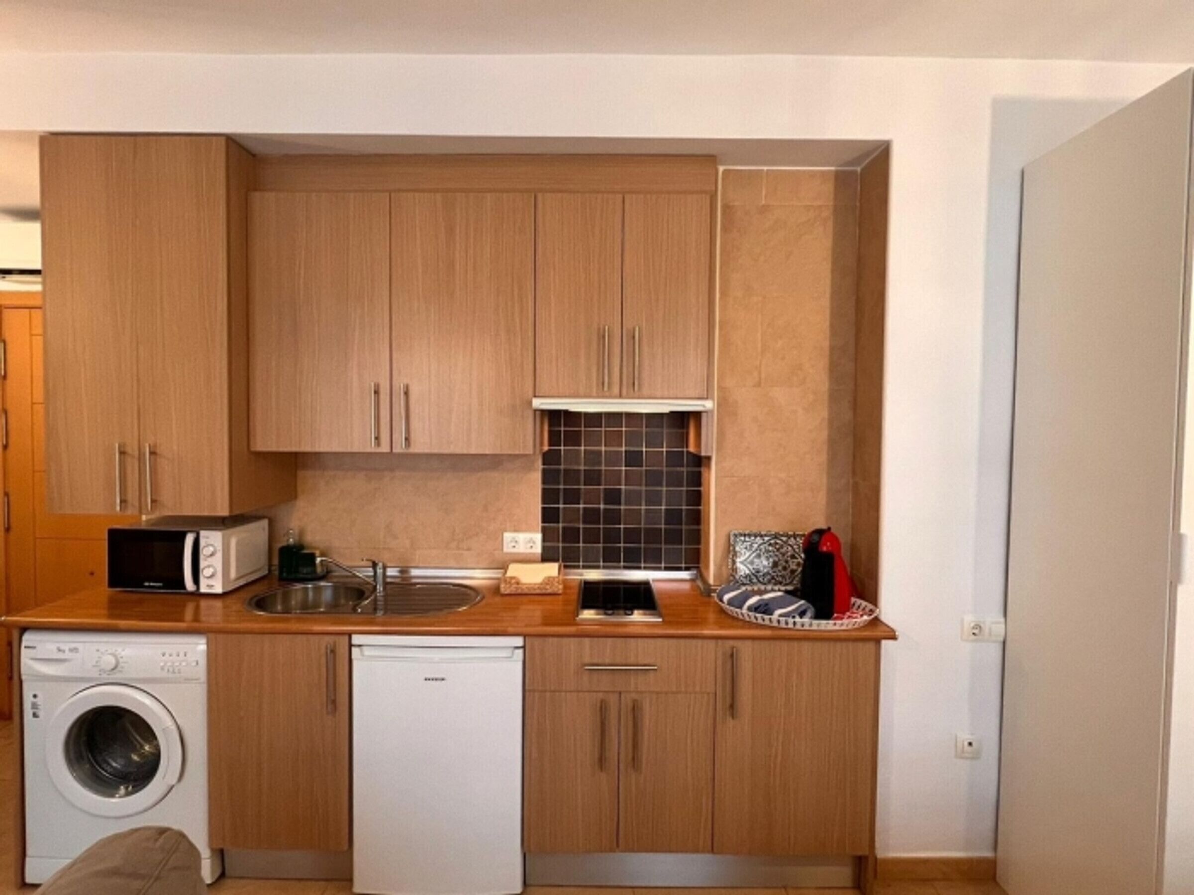 Fridge, microwave, oven, coffee/tea maker