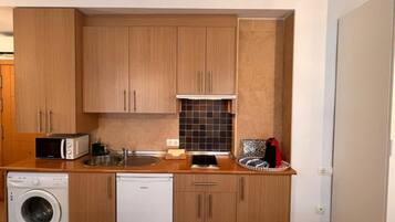 Een koelkast, een magnetron, een oven, een koffiezetapparaat/waterkoker