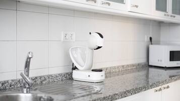 Geladeira, micro-ondas, fogĂŁo, cafeteira/chaleira