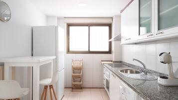 Geladeira, micro-ondas, fogĂŁo, cafeteira/chaleira