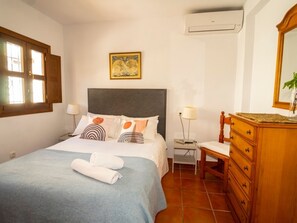 1 habitación, acceso a internet y ropa de cama