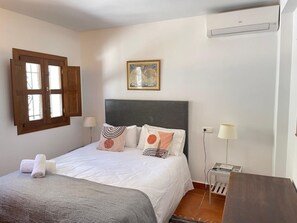 1 bedroom, Internet, bed sheets - Charming Carmen in Albaicín with parking and air conditioning (Granada)
