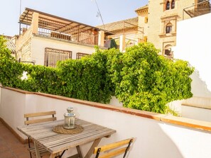Outdoor dining - Charming Carmen in Albaicín with parking and air conditioning (Granada)