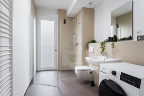 Douche, articles de toilette écologiques, séchoir à cheveux