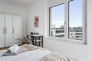 3 soverom, skrivebord, strykejern/-brett og reiseseng for barn