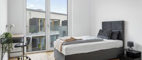 3 Schlafzimmer, Schreibtisch, Bügeleisen/Bügelbrett, Reisekinderbett