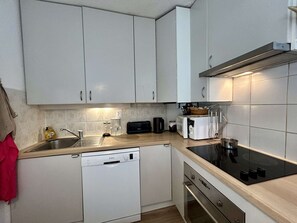Réfrigérateur, micro-ondes, plaque de cuisson, lave-vaisselle