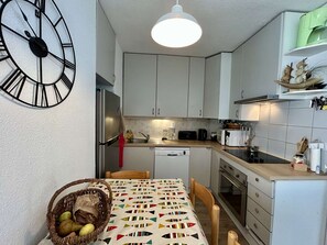 Réfrigérateur, micro-ondes, plaque de cuisson, lave-vaisselle