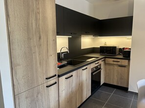 Kühlschrank, Mikrowelle, Ofen, Herdplatte