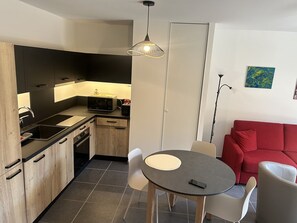 Jääkaappi, mikroaaltouuni, uuni, liesi