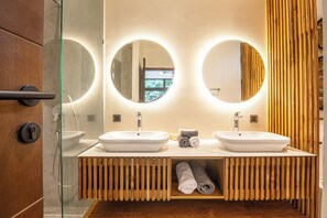 Articles de toilette gratuits, sèche-cheveux, serviettes fournies