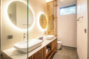 Articles de toilette gratuits, sèche-cheveux, serviettes fournies