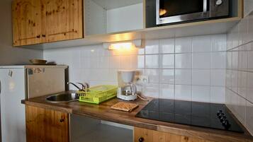 Réfrigérateur, micro-ondes, plaque de cuisson, cafetiÚre/bouilloire