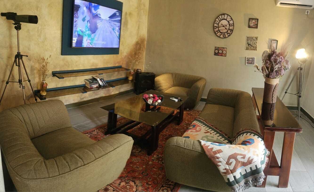 Studio Suite, ban công, quang cảnh sân vườn | Khu phòng khách | Màn hình máy tính, máy in 