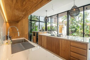 Refrigerador, placa de cocina, cafetera/tetera, utensilios de cocina