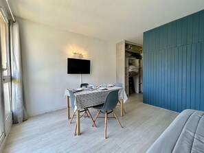 Dining - Cozy Studio for 5 with Free WiFi (Le Dévoluy)