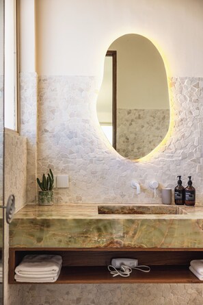 Een haardroger, handdoeken