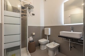 Apartamento, 3 habitaciones | Baño | Secador de pelo, toallas, jabón y champú