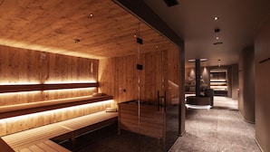 Un sauna avec des bancs en bois et une paroi en verre.