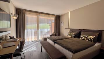 Hypo-allergenic bedding, desk, cribs/infant beds, free WiFi