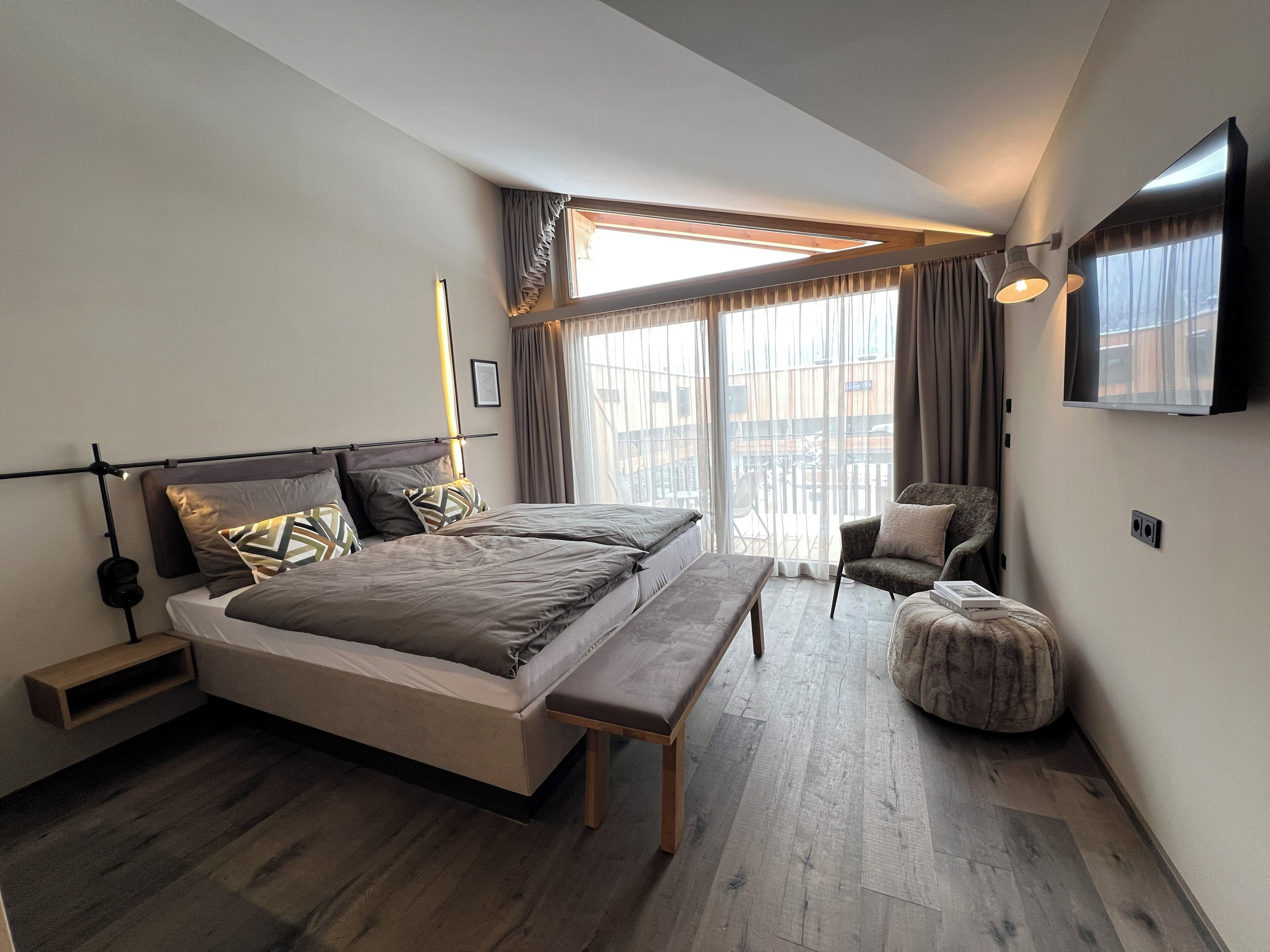 Habitación doble superior, balcón, vista a la montaña | Ropa de cama hipoalergénica, escritorio, cunas y wifi gratis 