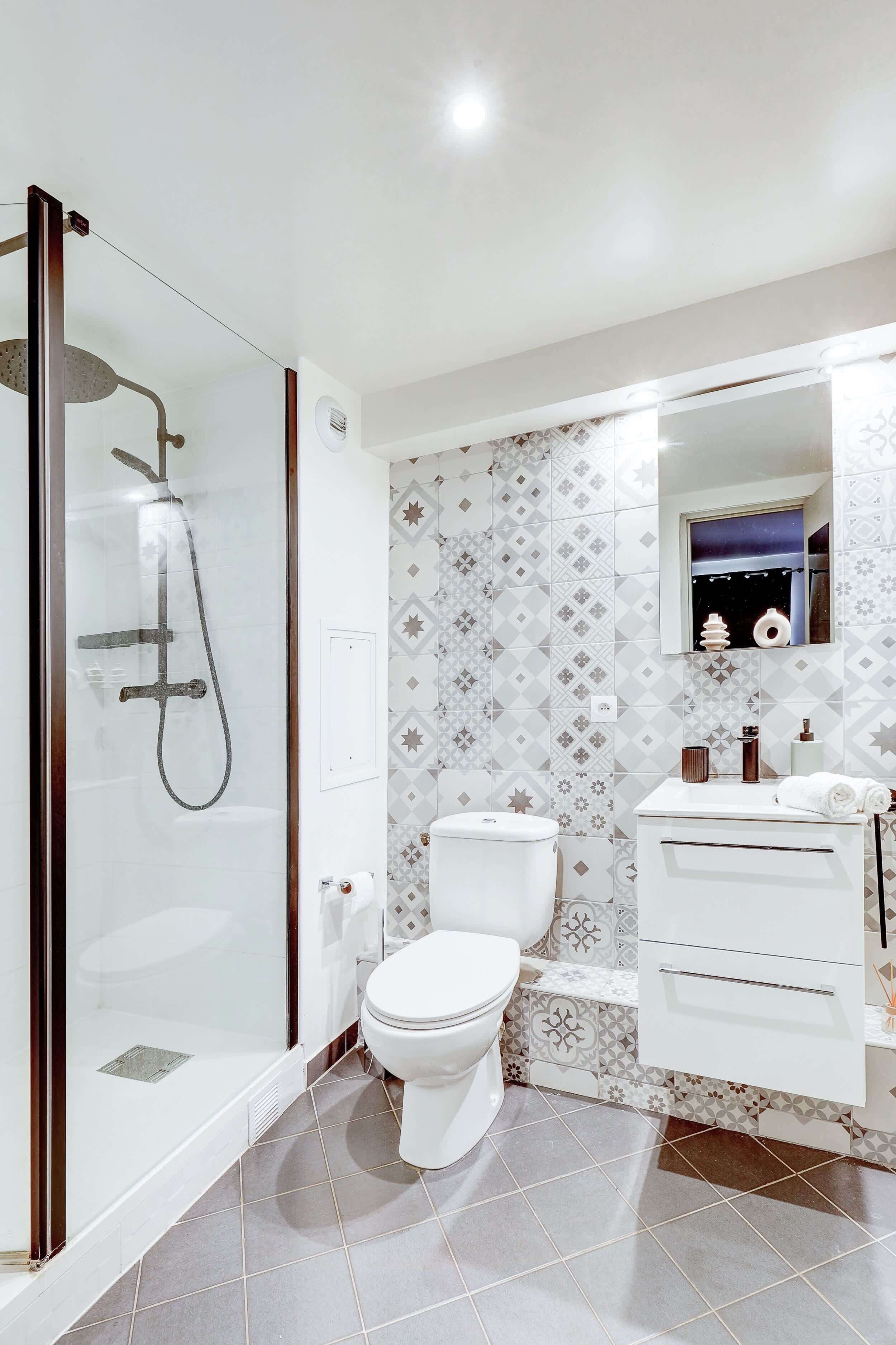 Douche, sèche-cheveux, serviettes fournies