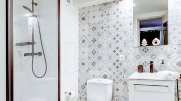 Douche, sèche-cheveux, serviettes fournies